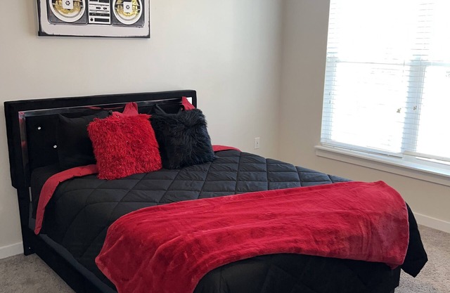 Luxury 2 bedroom Minutes Away From Uptown