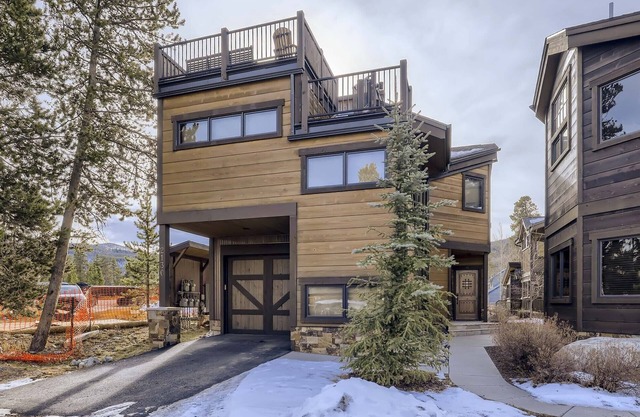 Luxury 2 Bedroom Townhome Close to Main Street!