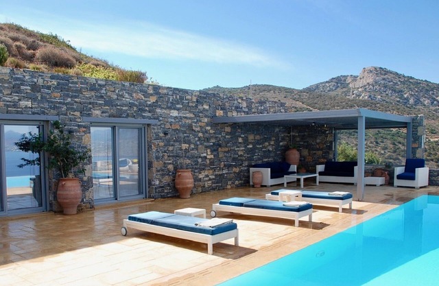 Luxury 2 person open plan apartment, private infinity pool, spectacular views