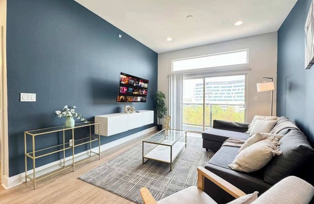 Luxury 2BD | Deep Ellum | Free Parking | Pool+Gym