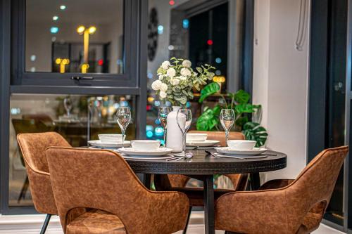 Luxury 2BR Penthouse-1, Private Terrace, City Center, Free Parking