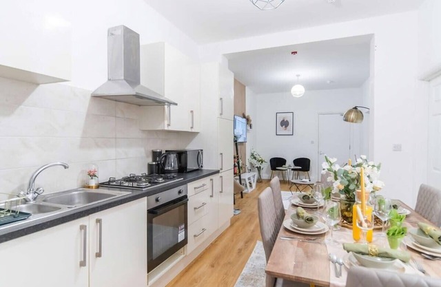 Luxury 3 Bed 3 Bath Wembley Townhouse