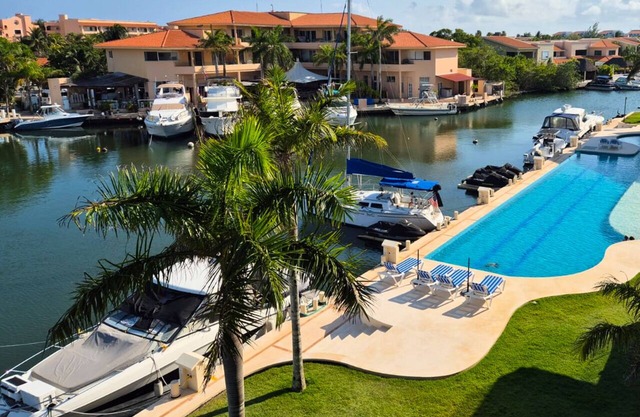 Luxury 3 Bedrooms, Marina View + Paddleboard, huge Pool and Prime Location.