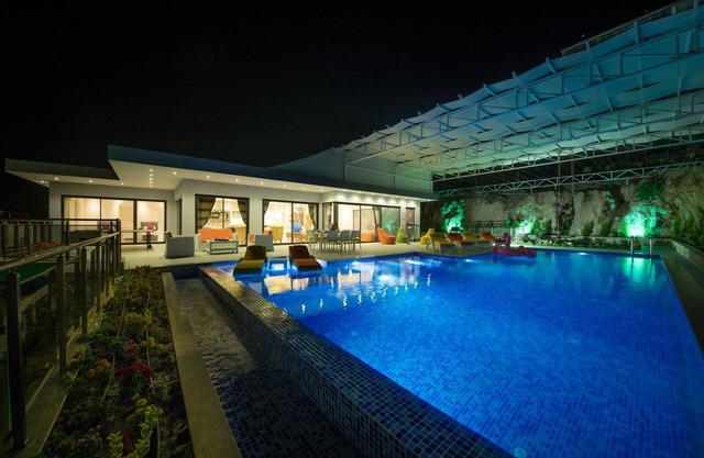 Luxury 3 Bedroom Villa with Views, Secluded Pool, Sauna, Cinema Salon, & Jacuzzi
