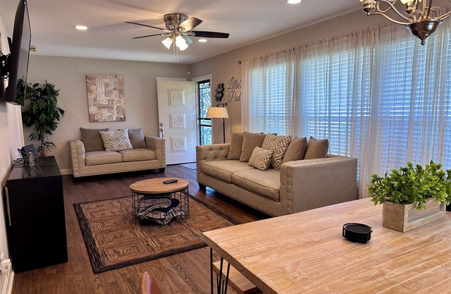 Luxury 3 BR/1 BA Home 3 Minutes to Downtown Murfreesboro & 5 Minutes to MTSU