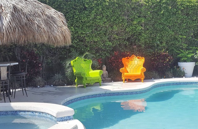 Luxury 3 BR/2 BA retreat with heated private pool and hot tub close to the beach