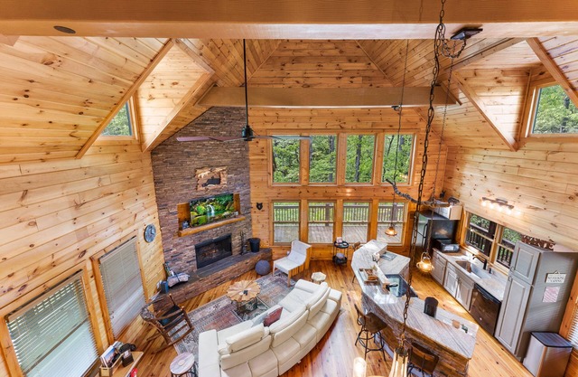 Luxury 3BD 3BA Cabin. Hot Tub,Pool Table,BBQ.Close to Helen, GA.Great for Groups
