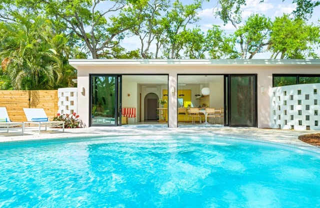 Luxury 3BR, 3BA w/heated saltwater pool–10min walk to Beach, Shops, Restaurants!