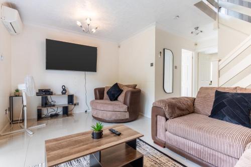 Luxury 3BR, Sleeps 8, Parking