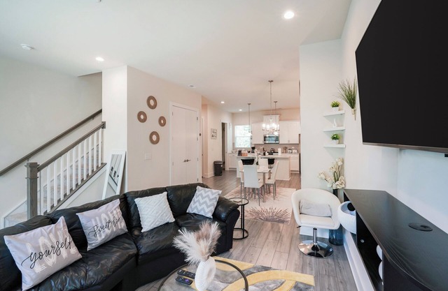 Luxury 3BR Townhome Near Uptown Family-Friendly + Business Re