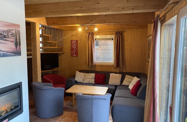 Luxury 4 bedroom Chalet with Hot Tub (sleeps 8 people comfortably)