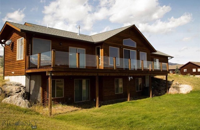 Luxury 4 bed/3 bath villa, 30 min to Yellowstone Park