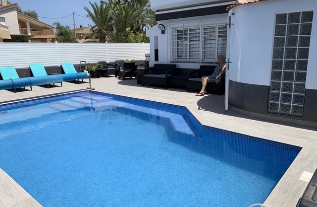 LUXURY 4 BED WITH HEATED 7 X 4 SALTWATER POOL (Small doses of chlorine)