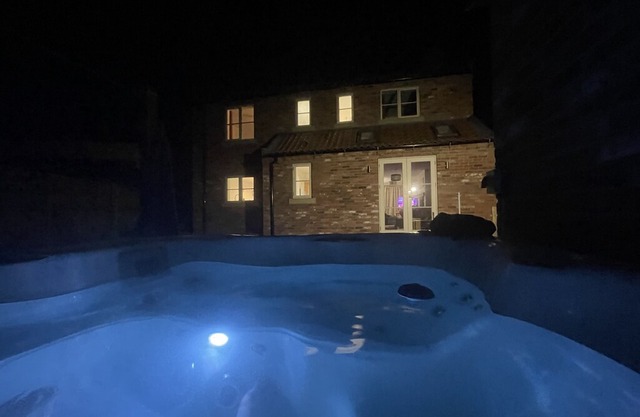 Luxury 4 bedroom holiday cottage with hot tub.