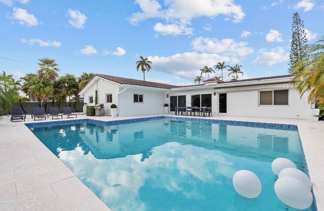 ★ ★ ★ ★ ★ Luxury 4000-sqft Mansion with large Pool & Sauna High-End Comfort