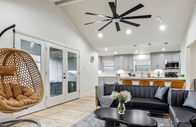 Luxury 4Bd 2Ba w Hot-Tub & Cinema Room - 14 guest