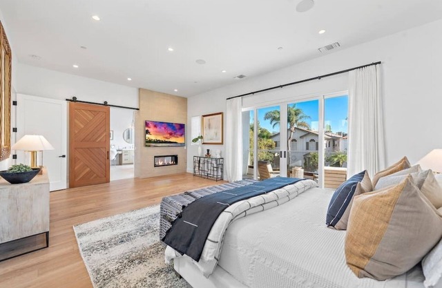 Luxury 4Bedroom home only 2 blocks from the beach!