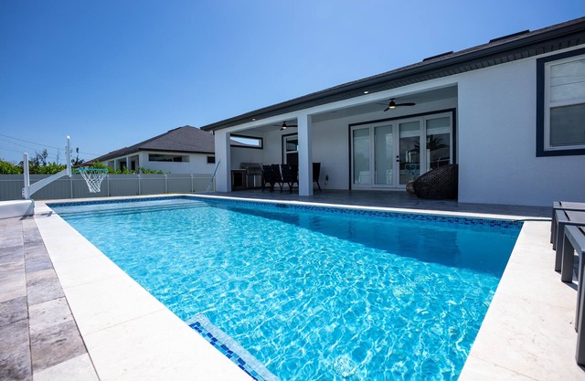 Luxury 4BR Entertainment house w/Pool and Boat/RV parking