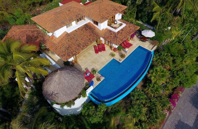Luxury 5Br home in Punta del Burro. Enjoy daily breakfast and lunch in paradise!