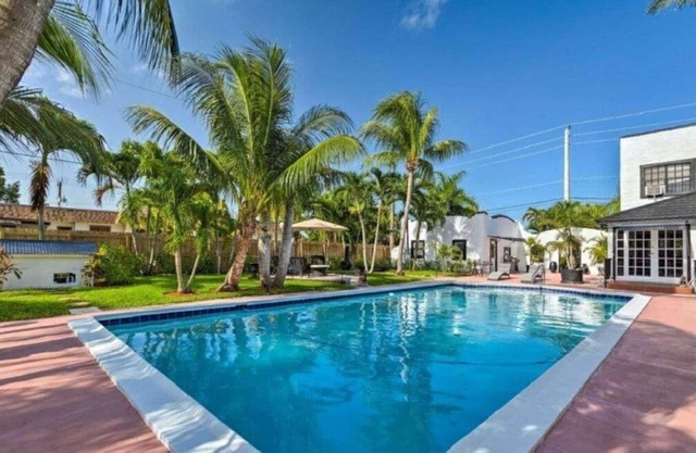 Luxury 6 Bedroom 4 Bath Mini Resort with Pool in Backyard Tropical Paradise!