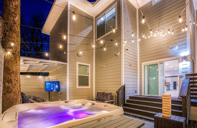 Luxury 6BR/5BA, Hot Tub, Games, DT, Sleeps 20+