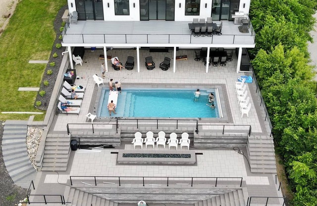 Luxury 6BR Round Lake Home Pool, Dock, Fire Pit & Stunning Sunsets!.