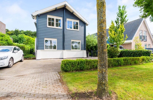 Luxury 8-person villa with jacuzzi, fireplace, barbecue and direct access to the water. Stylish Scandinavian design and plenty of privacy!