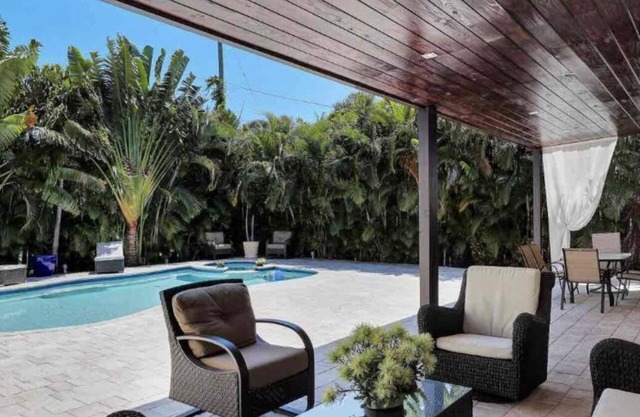 Luxury and Elegance Private Pool and Spa1 mile from Beach