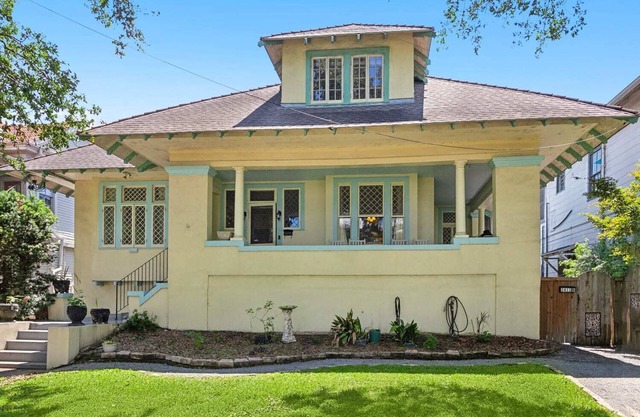 Luxury and Large 3BD | By Streetcar + Dining