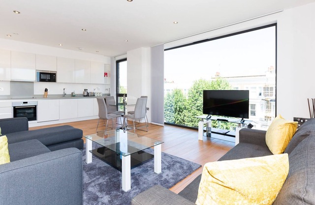 Luxury and Stunning 2 Bed and 2 Bath PentHouse!