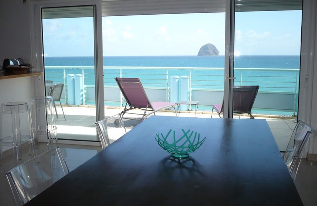 Luxury apartment, magnificent panorama and direct access to the sea.