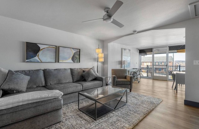 Luxury Apartment on the Bagnell Dam Strip (Strip View)