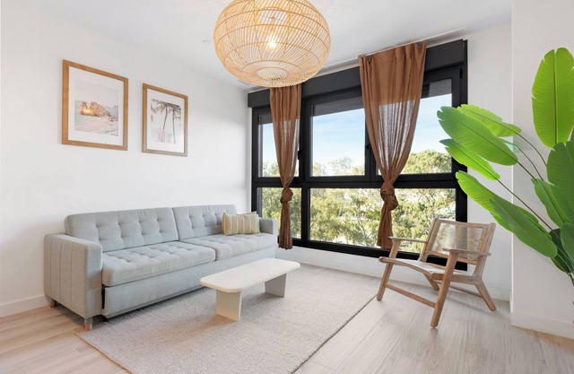 Luxury Apartment with Pool, Gym and Views