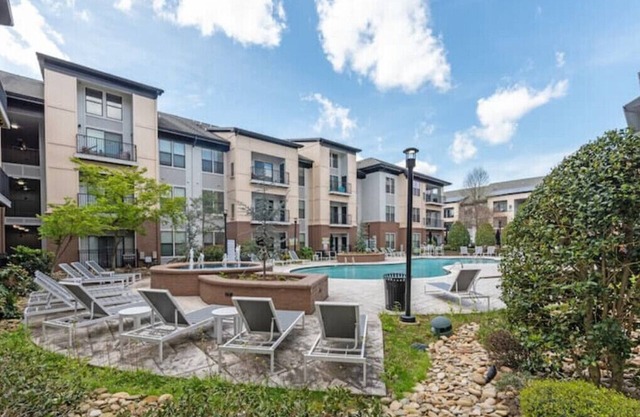 Luxury Apt Minutes From Uptown!