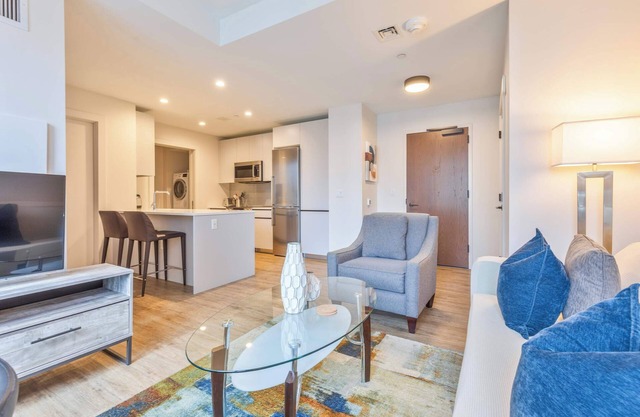 Luxury Apt Steps to Shops and Restaurants
