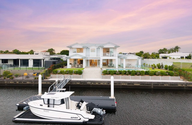 Luxury Australian Hamptons Waterfront Holiday Home With Pontoon