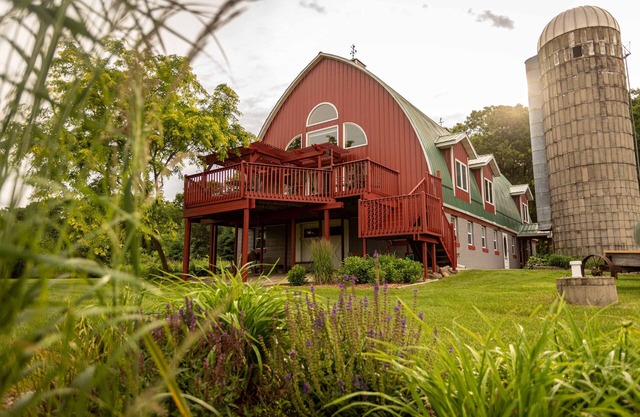 Luxury Barn Stay-Spacious Kitchen/Living Room/Minutes to Dells/Skiing