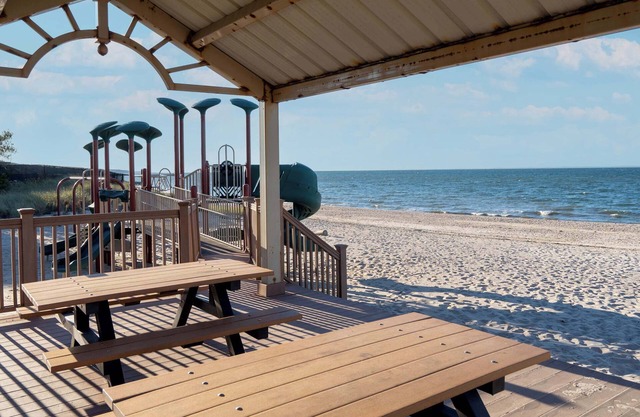 Luxury Beach House: Near Hamptons, Vineyards