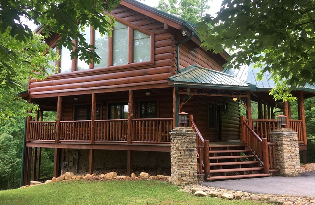 Luxury Cabin, 4 BD/4BA Suites,Half Bath, Game RM, Media RM, Fireplaces, Hot Tub
