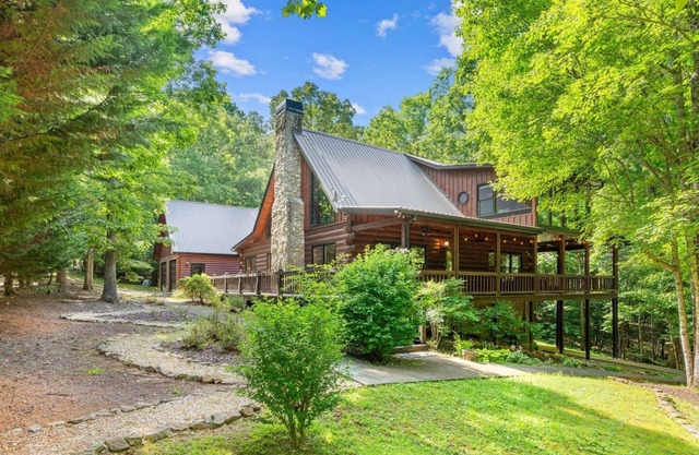 Luxury Cabin by the Lake in the Mountains of GA - Now with High-Speed STARLINK!