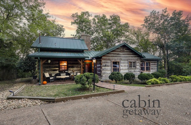 Luxury Cabin : HOT TUB, RIVER VIEW, FIRE PIT, 10 min to Nashville! nPet friendly