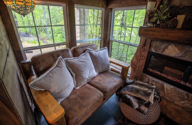 Luxury Cabin Retreat – Dog-Friendly, Cozy, Great Wi-Fi and an amazing Jacuzzi!