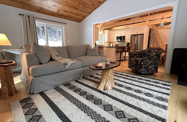 Luxury Cabin Sleeps 4 to 7 - mins to Lake George