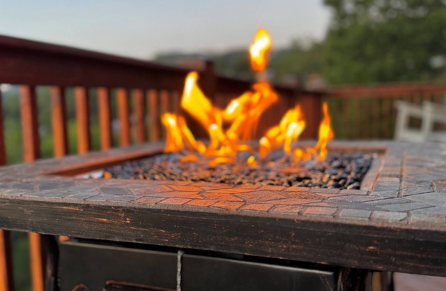 Luxury Cabin w/Views + Hot Tub - August & Sept Steals
