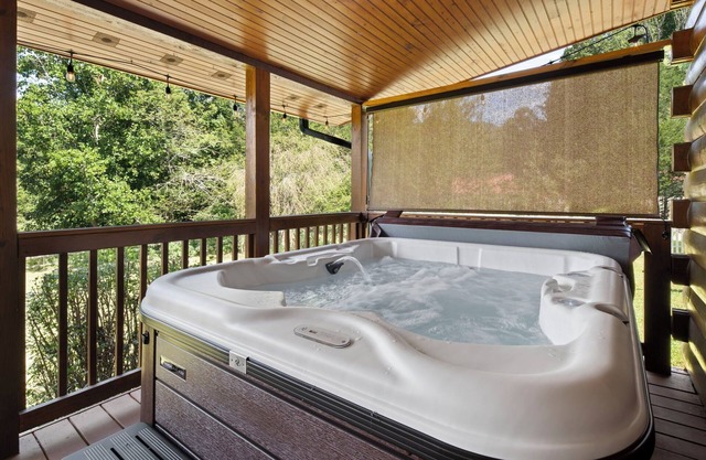 Luxury Cabin with 2 Kings & 1 Queen, 5 miles to Casino, Hot Tub & Fire Pit