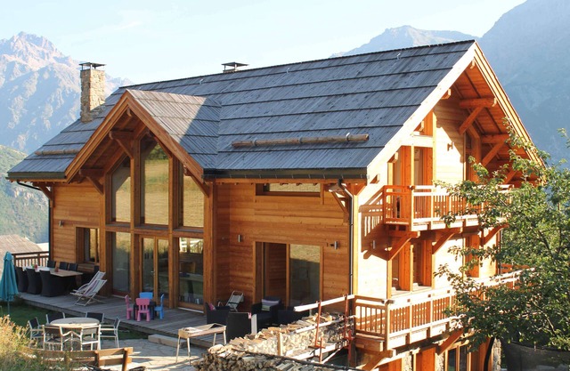 Luxury chalet (brand new) at Puy Saint Vincent 1400, nature, 250m to ski slopes