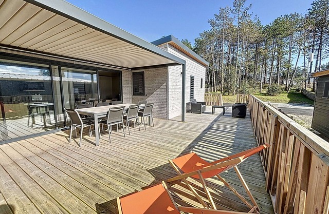 Luxury Chalet - Heated Pool, WiFi, 6 Sleeps, Near Beach & Shops