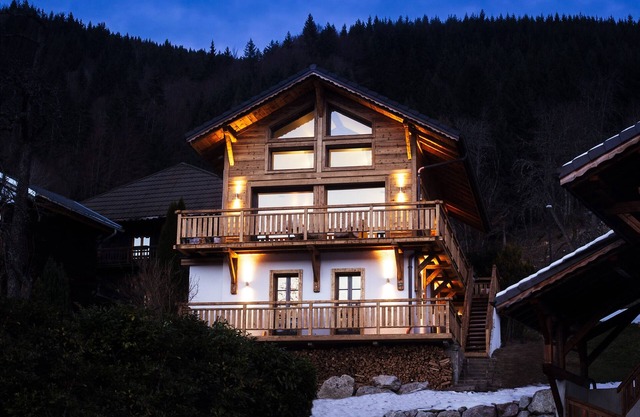 Luxury Chalet Morzine with panoramic views, 5 ensuite bedrooms and large hot tub
