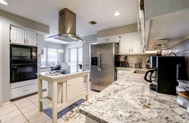 LUXURY! charming home w garage. Near Fiesta, Rim & la Cantera! Sleeps 8