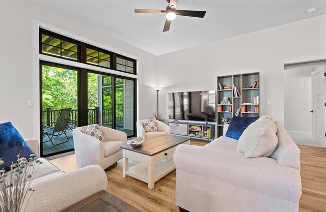 Luxury Condo-Dog Friendly near Egg Harbor & Indoor Pool, Gym, Hot tub